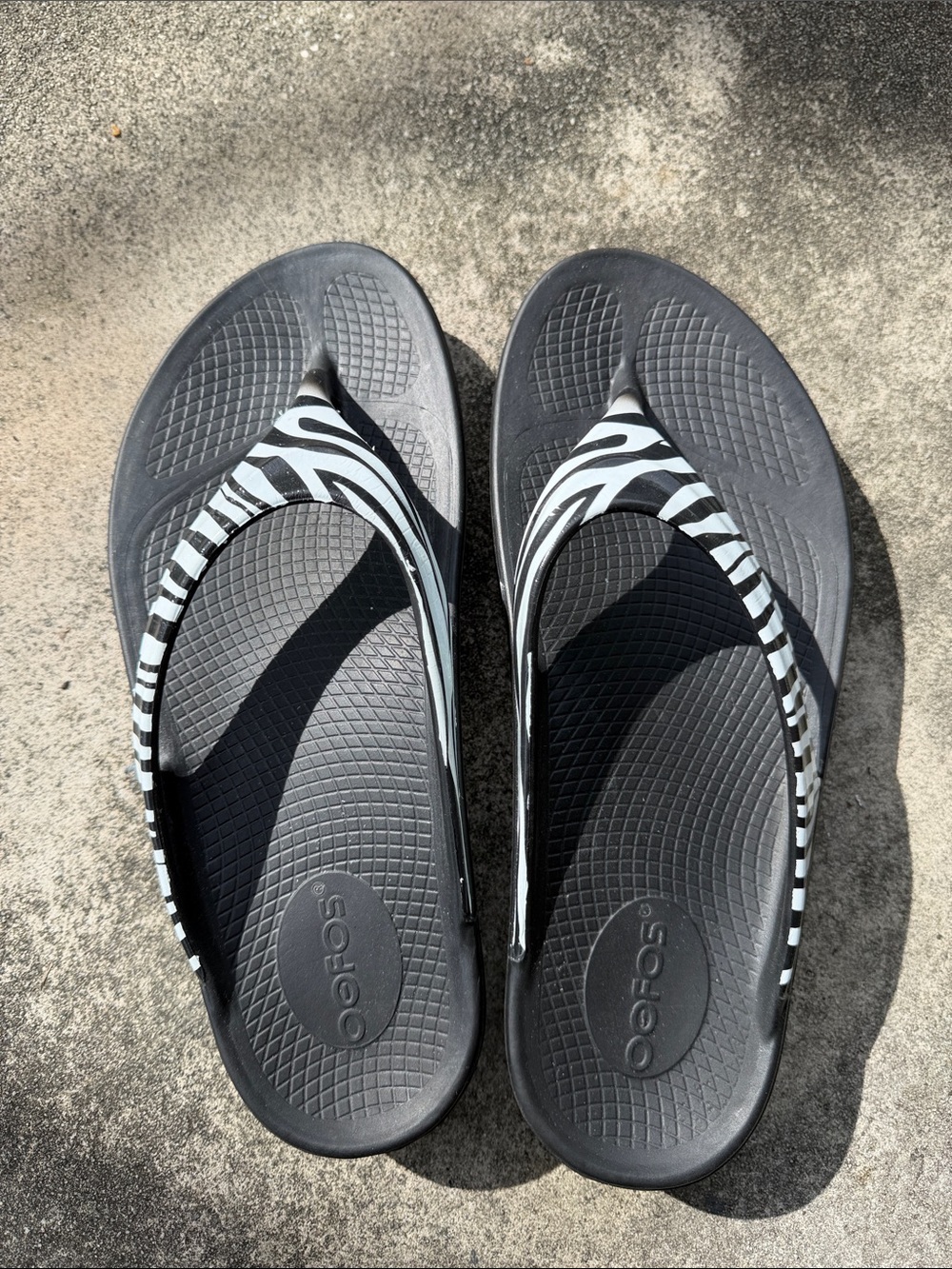 OOFOS OOlala Limited Edition Zebra Recovery Sandals - Picture 1 of 5